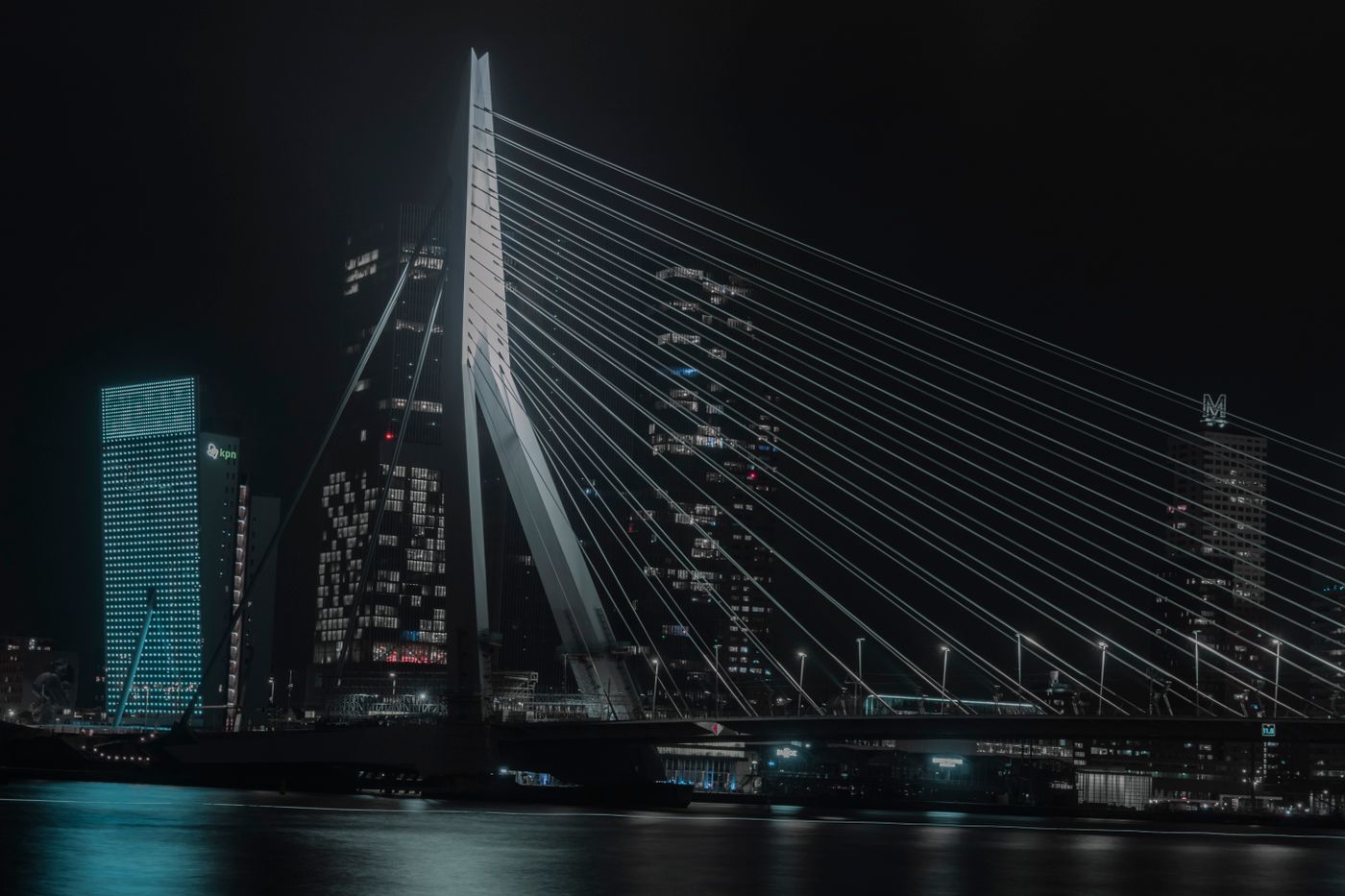 Skyline van Rotterdam bij avond